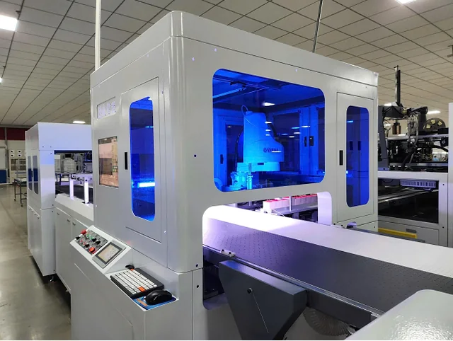 Enclosed packaging machine with a conveyor